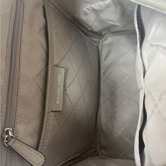 Michael Kors Abby large monogram, tech friendly backpack - Picture 6 of 9